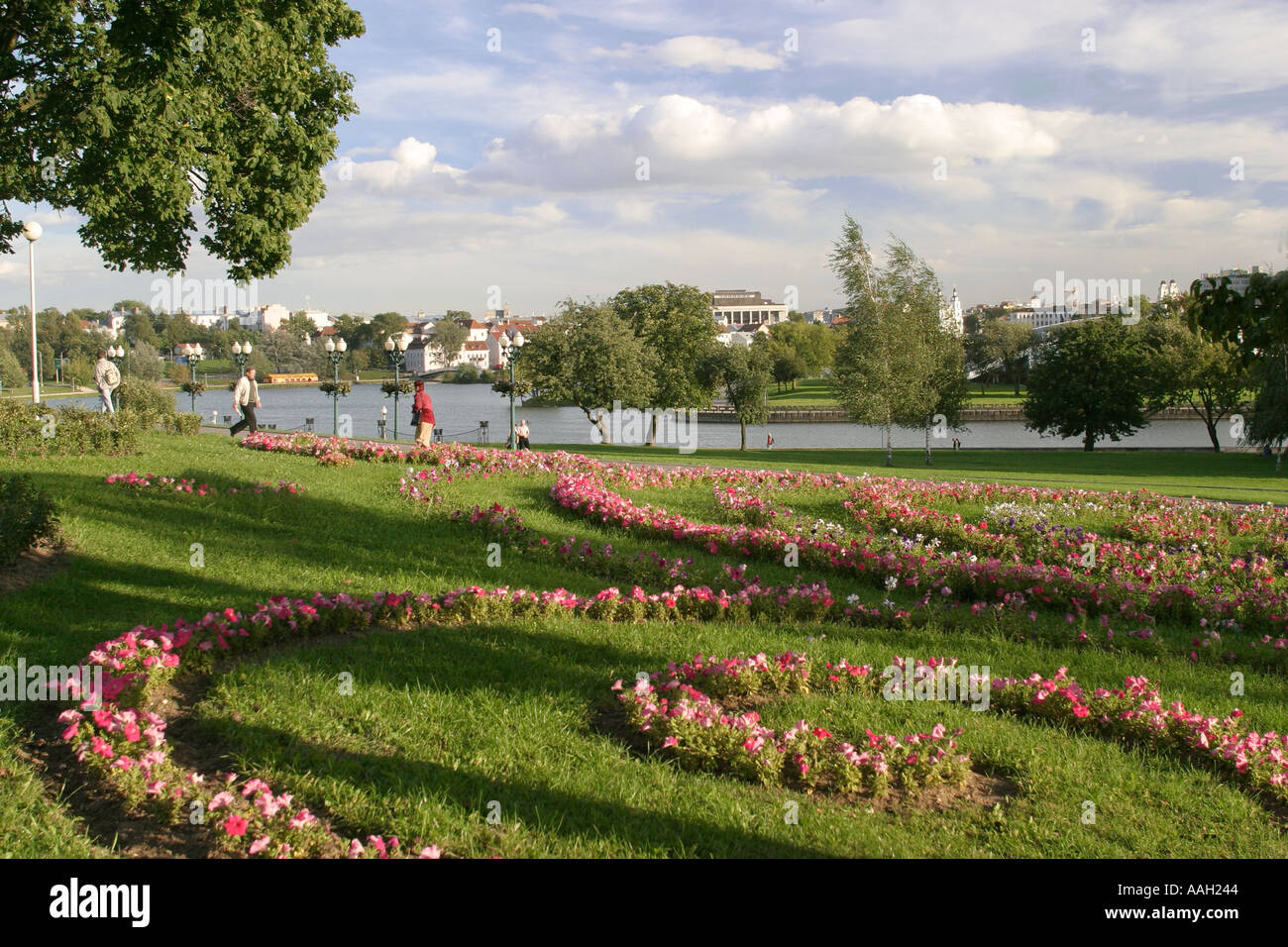 Ein Park in Minsk, der Hauptstadt der ehemaligen sowjetischen Republik Belarus. Stockfoto