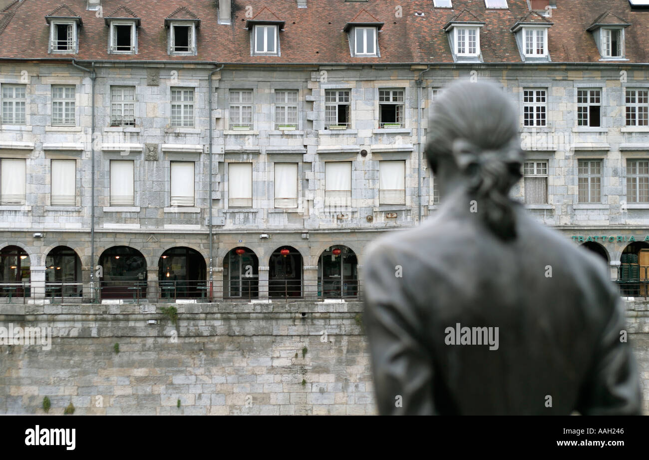 Architektur in Besançon, Frankreich, mit einer Statue des französischen Erfinders Yhe Marquis Jouffroy d'Abbans Stockfoto
