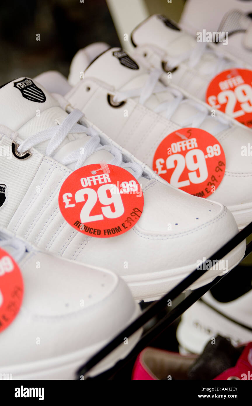eine Reihe von billig importierten weißen Sport Schuhe Trainer Angebote Stockfoto