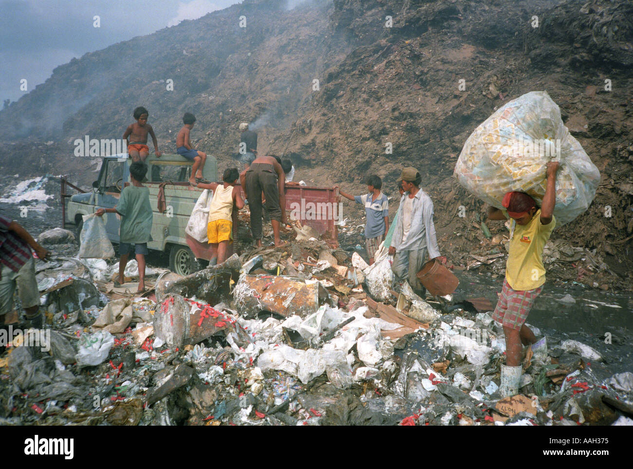 Kinder durch Müll zu sortieren, um alle Materialien zu finden, die in Smoky  Mountain die Philippinen zurückgeführt werden kann Stockfotografie - Alamy