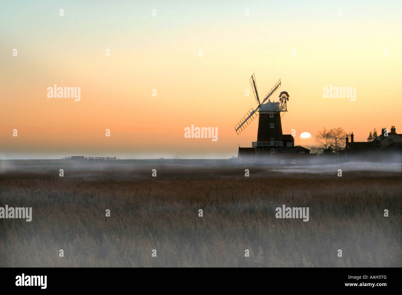 Sonnenaufgang am Cley nächste Meer, Windmühle, The Fens, Norfolk, East Anglia, England, UK. Stockfoto