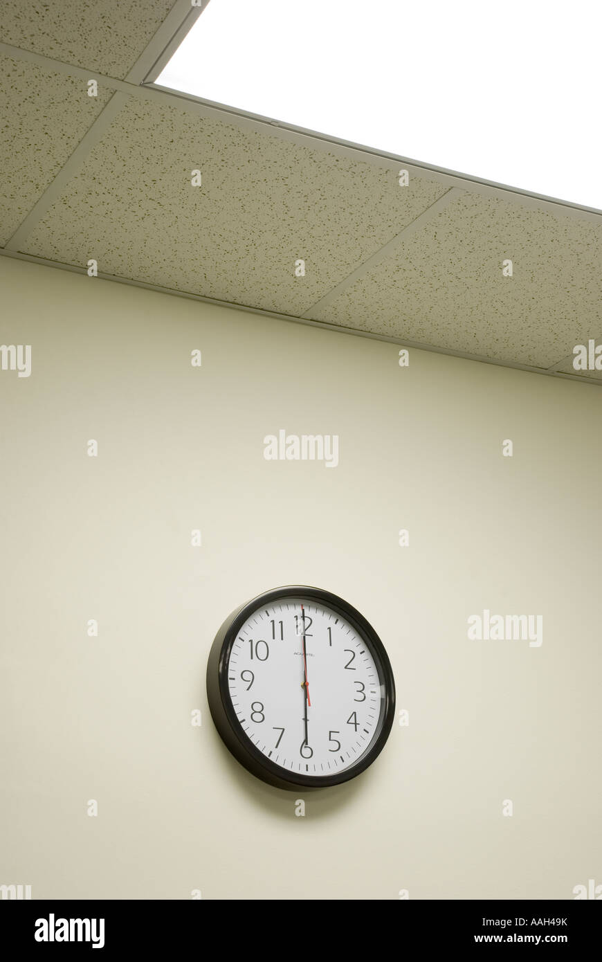 6 Uhr eine Uhr auf ein Büro an der Wand Stockfoto