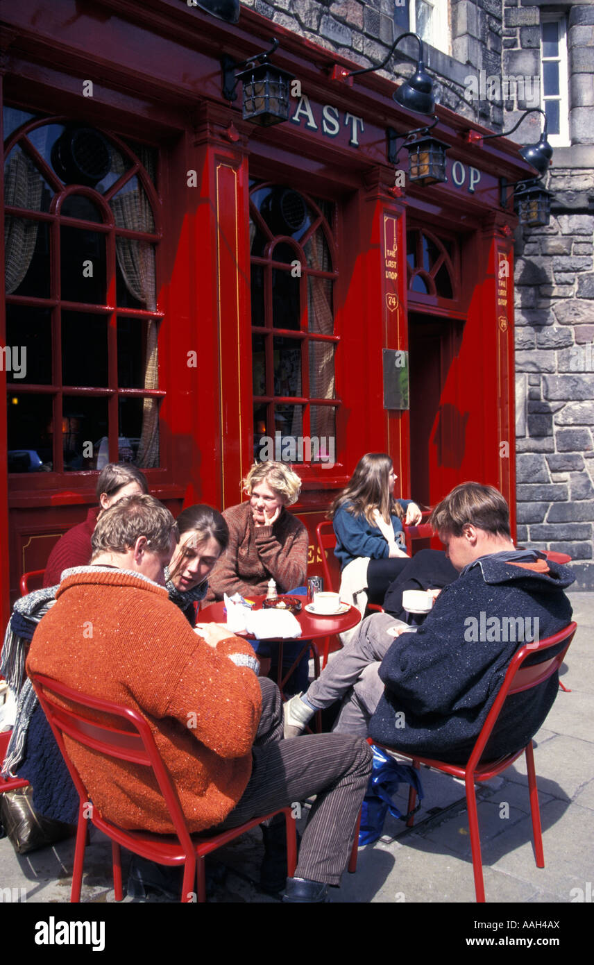 Gruppe junger Leute sitzen in einem Bürgersteig Café Pub The letzten Drop Edinburgh Schottland Central Lowlands Vereinigtes Königreich Stockfoto