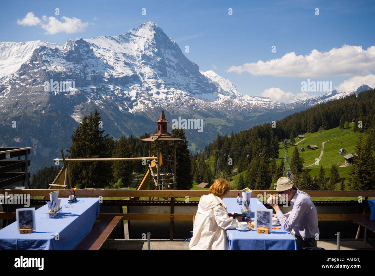 Terrasse des Mountain Restaurant Berghaus Bort Eiger 3970 m Grindelwald Berner  Oberland Hochland Kanton Bern Schweiz Stockfotografie - Alamy