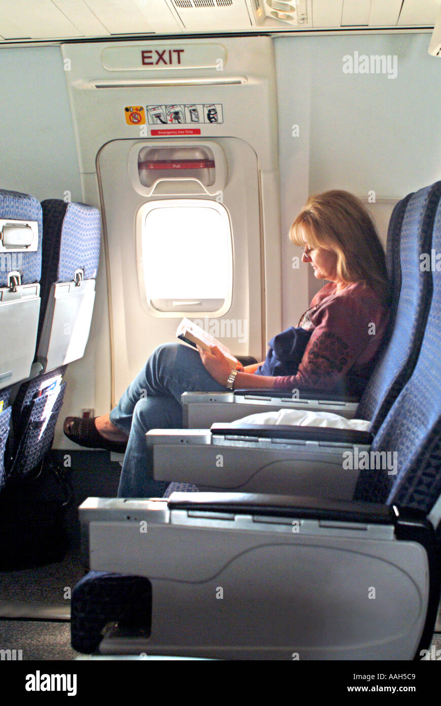 Frau Passagier Flugzeug weiterlesen Stockfoto