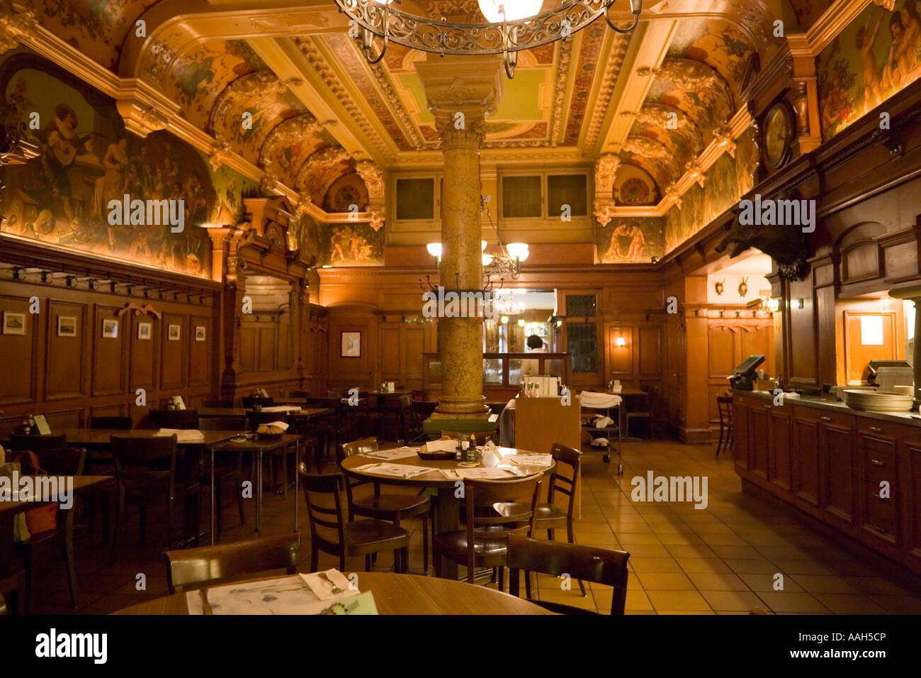 Restaurant Benefice Kropf Bier Hall Kropf mit einer schön dekorierten  Jugendstil Decke Zürich Kanton Zürich Schweiz Stockfotografie - Alamy