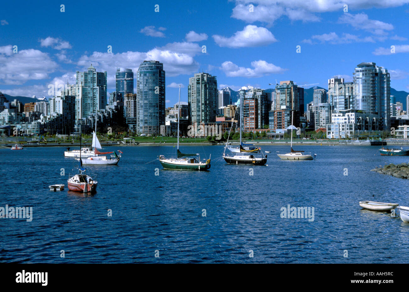 Blick auf False Creek mit Yachten und der Innenstadt von Vancouver im Hintergrund Vancouver British Columbia Kanada Stockfoto