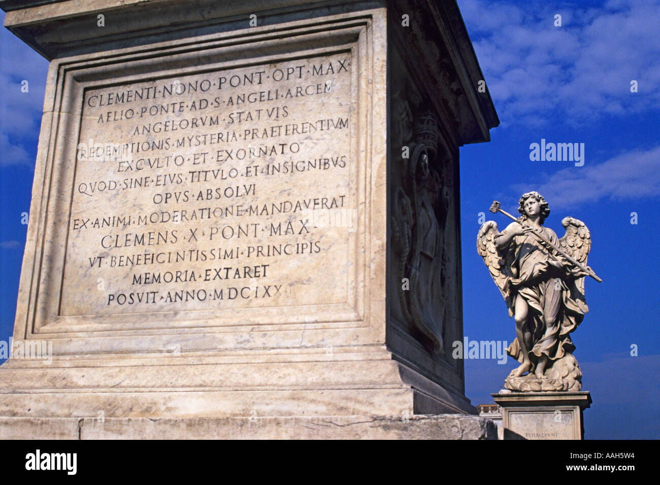 Sockel und Statue eines Heiligen, Ponte Sant in Rom, Italien Stockfoto