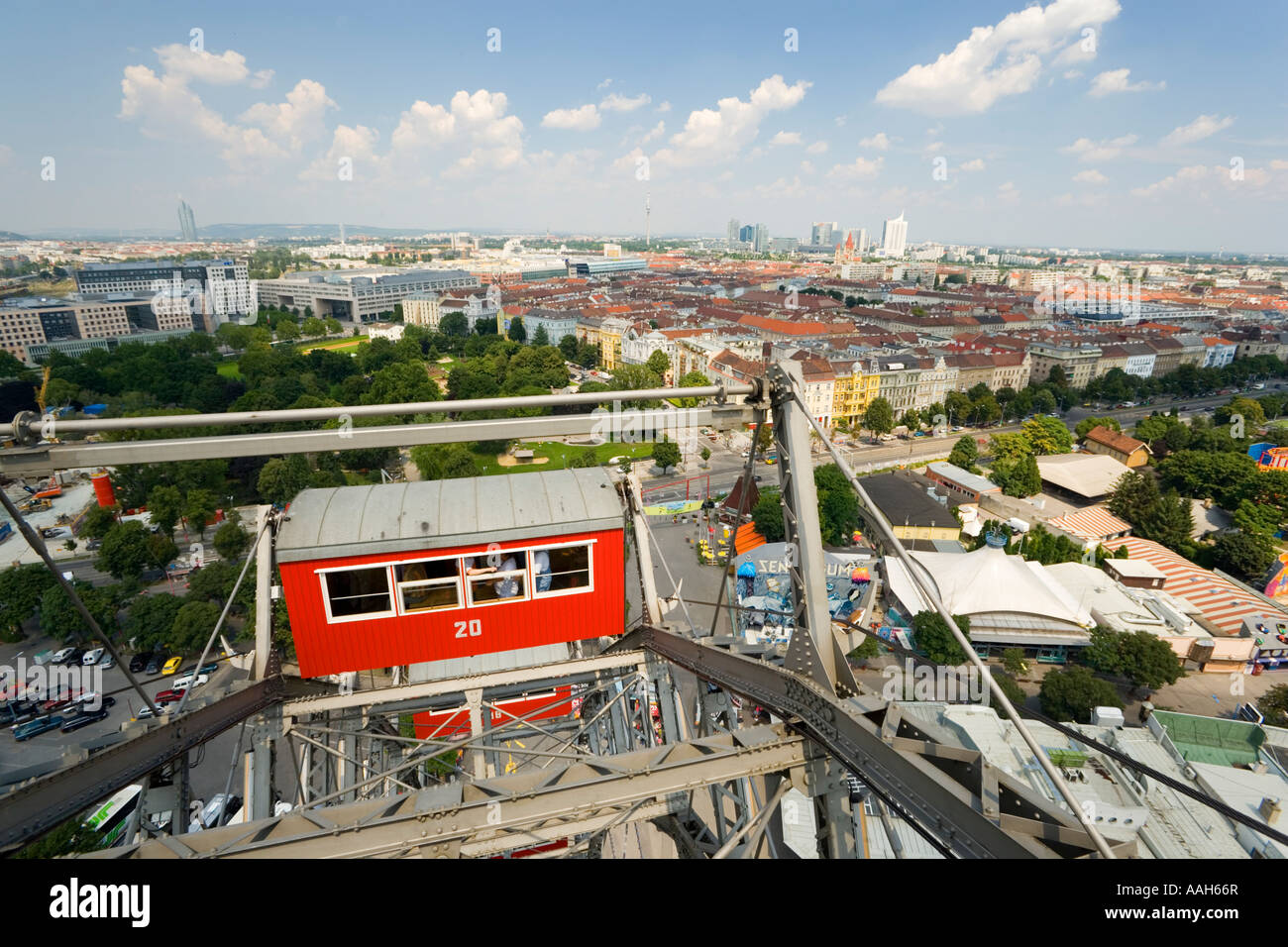 Menschen auf der Suche aus roten Gondel Riesenrad-Prater-Wien-Österreich Stockfoto