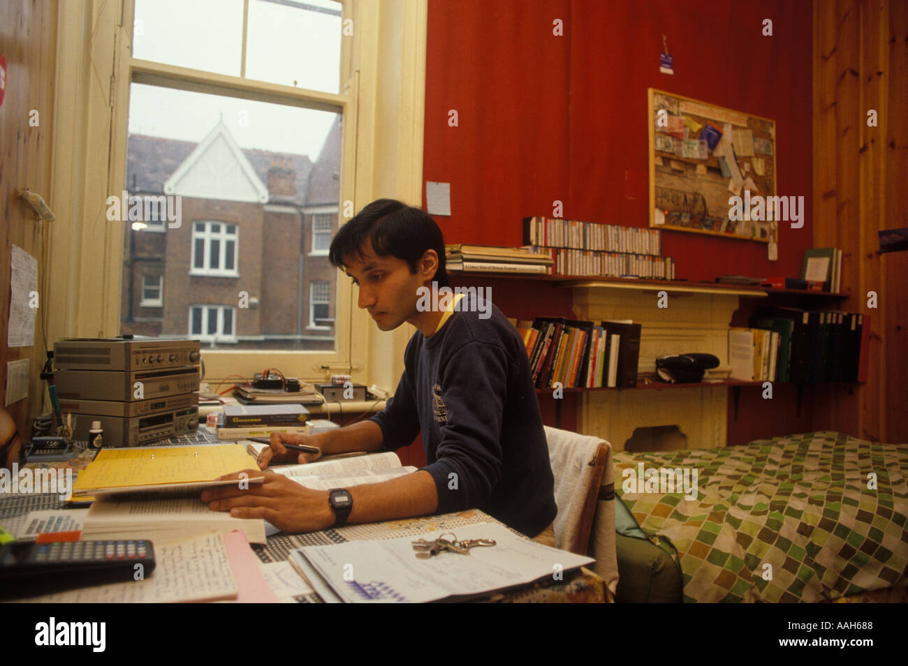 Asiatischer Student in seinem Zimmer, der für seine Examen in South London England studiert. UK 1990er um 1995 HOMER SYKES Stockfoto