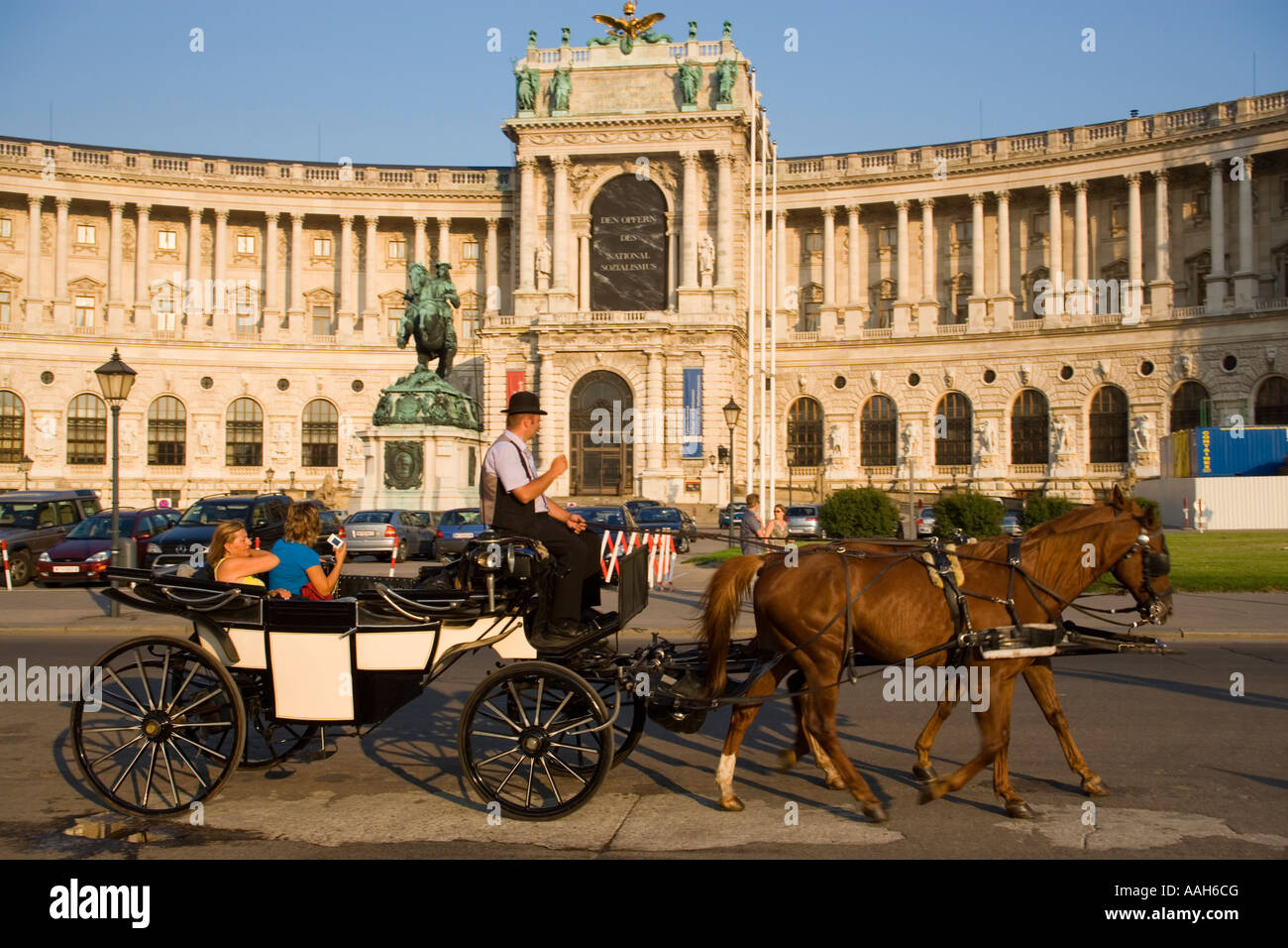 Fiaker, vorbei an der neuen Hofburg bei einer Stadtrundfahrt Wien Österreich Stockfoto