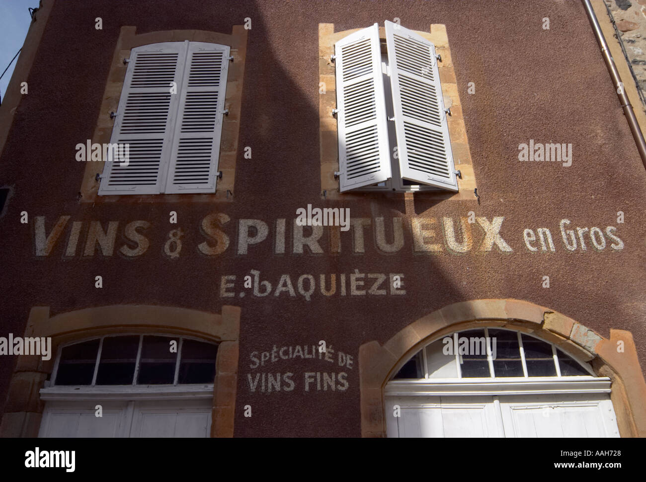 Wein und Spirituosen Händler Haus Beaulieu-Sur-Dordogne-Frankreich Stockfoto