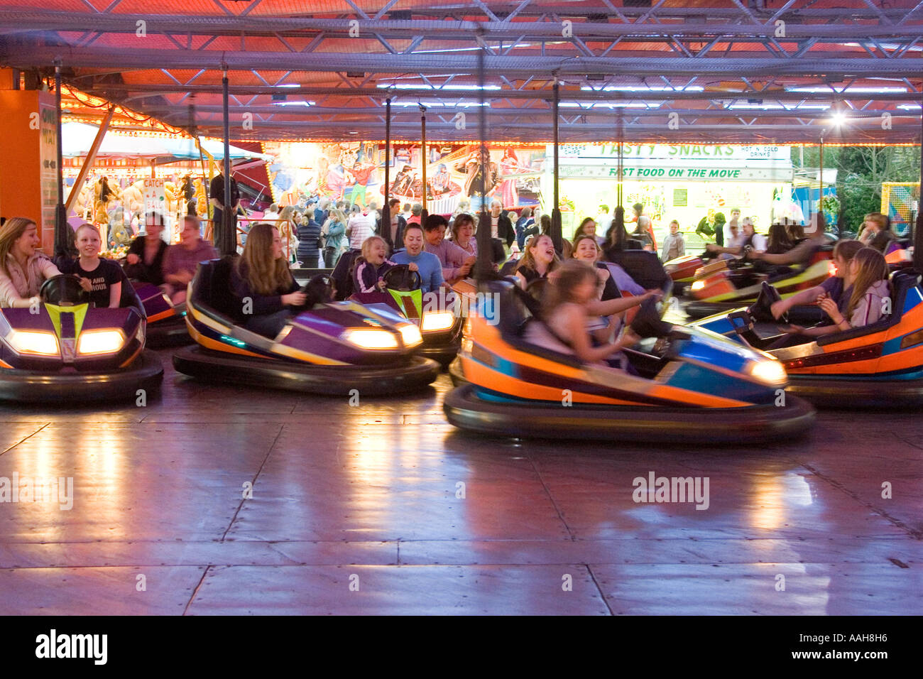 Autoscooter auf der Kirmes in Bardwell in Suffolk Stockfoto