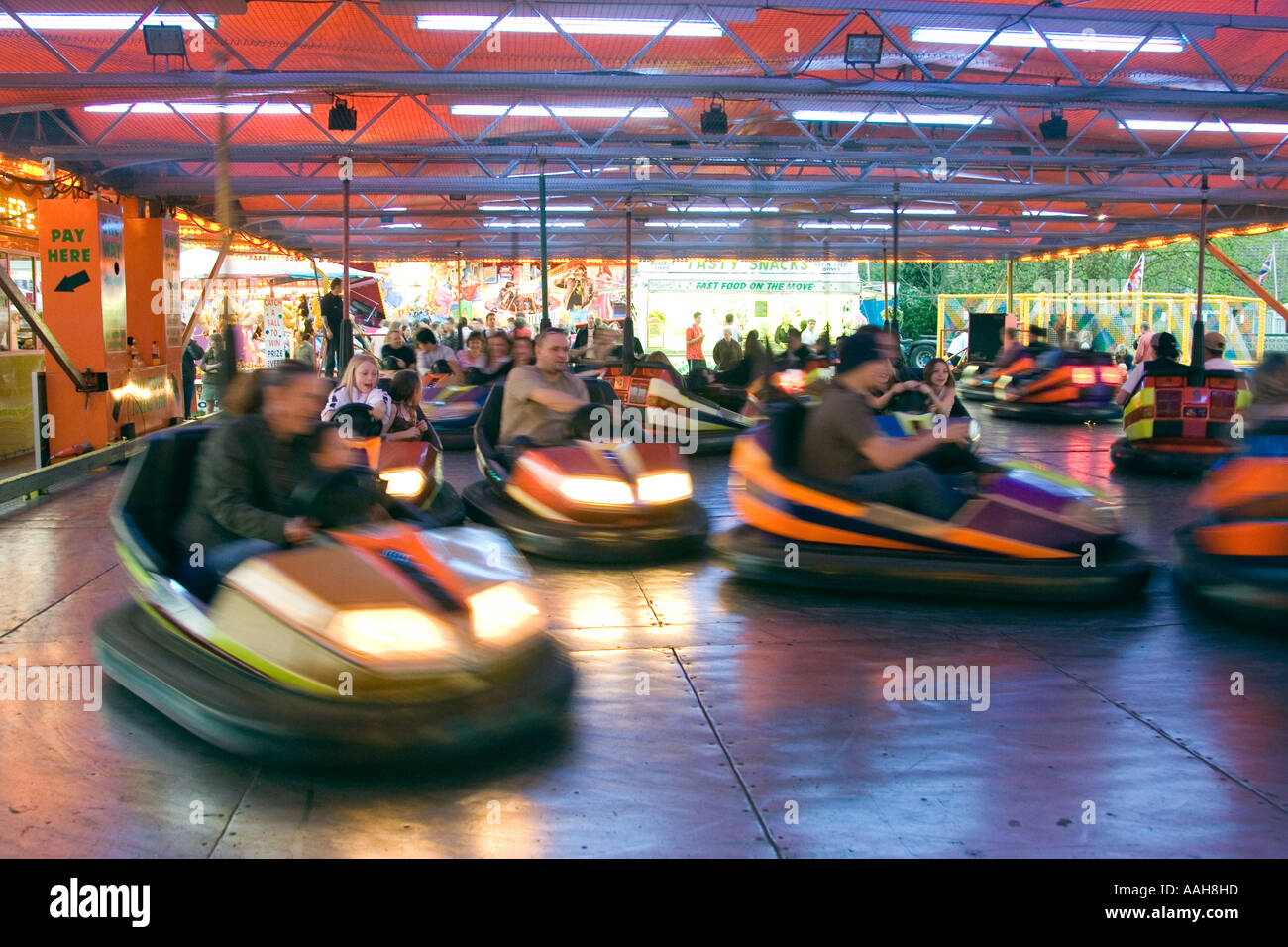 Autoscooter auf der Kirmes in Bardwell in Suffolk Stockfoto