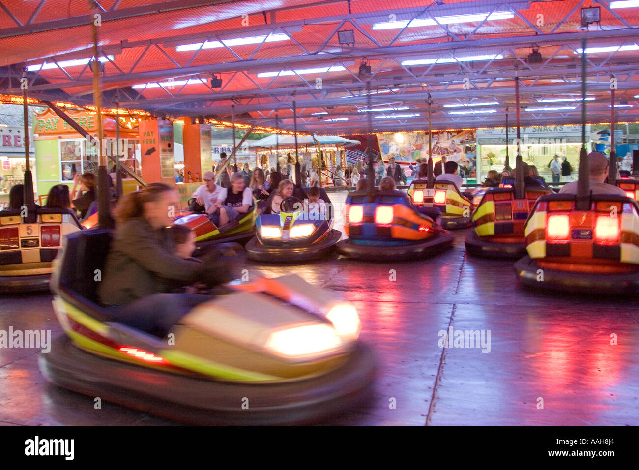 Autoscooter auf der Kirmes in Bardwell in Suffolk Stockfoto