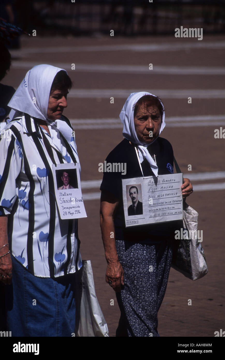 Mütter, die marschieren, um Gerechtigkeit zu fordern für Verwandte, die verschwanden in den schmutzigen Krieg, Plaza de Mayo, Buenos Aires, Argentinien Stockfoto