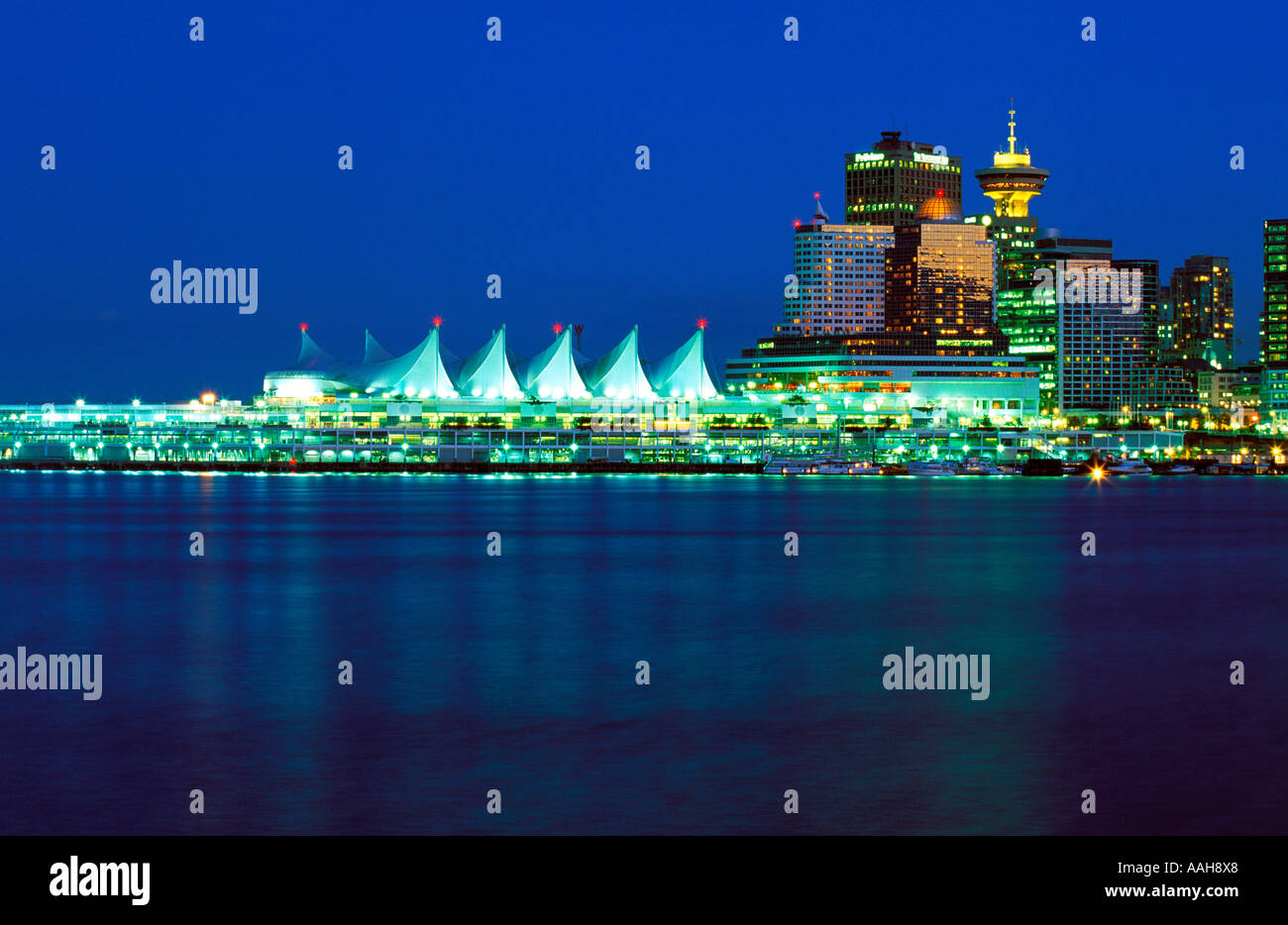 Die Skyline von Vancouver in der Abenddämmerung vom Stanley Park in Vancouver British Columbia Kanada Stockfoto