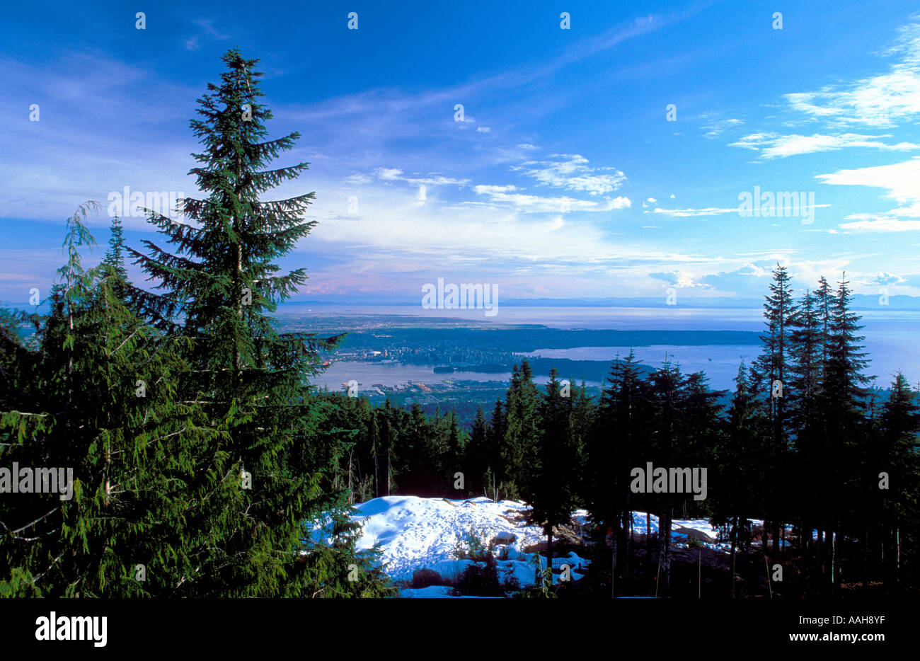 Ein Blick auf die Berge der Grouse mit Vancouver in der Brackground Vancouver British Columbia Kanada Stockfoto