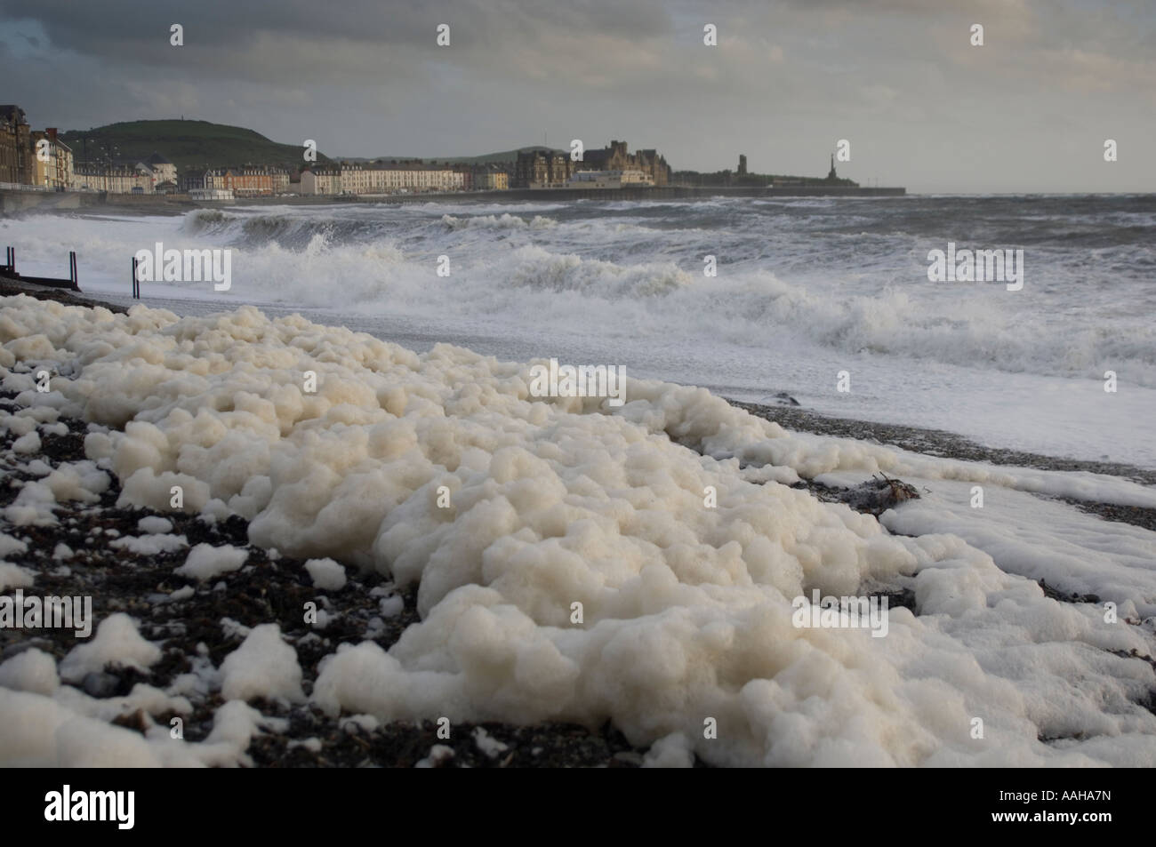 Surfen Sie Decke Teppich der Wind geblasen Tube am Strand Aberystwyth an einem stürmischen Tag mit großen Wellen und stürzt ab Stockfoto