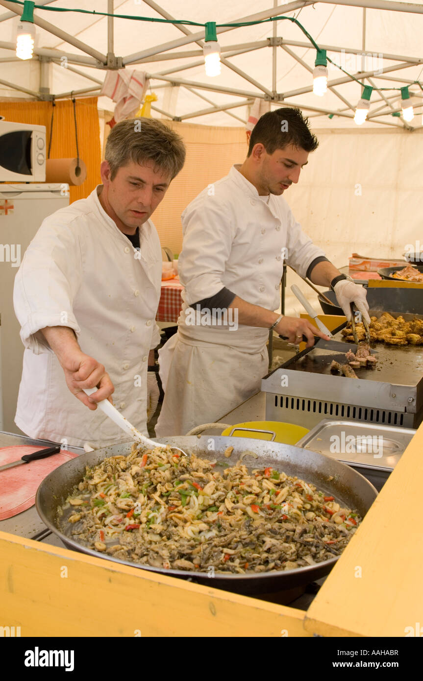 Zwei männliche französische Köche bereitet großen Topf mit frischen warmen Speisen auf einem Marktstand in Aberystwyth Ceredigion Wales Stockfoto