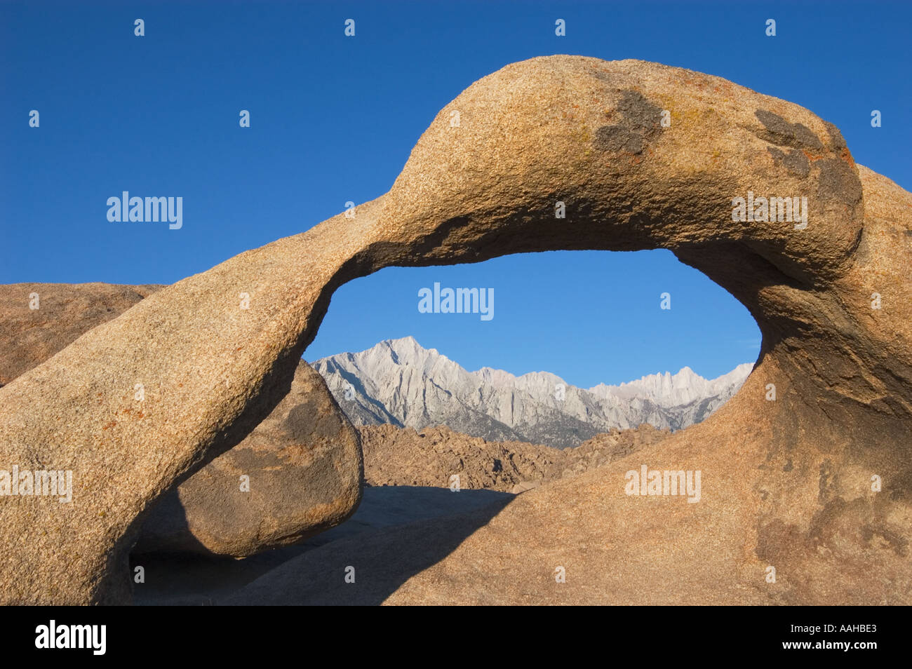 Lone Pine Peak Und Whitney Portale Durch Mobius Arch In Alabama Hills 