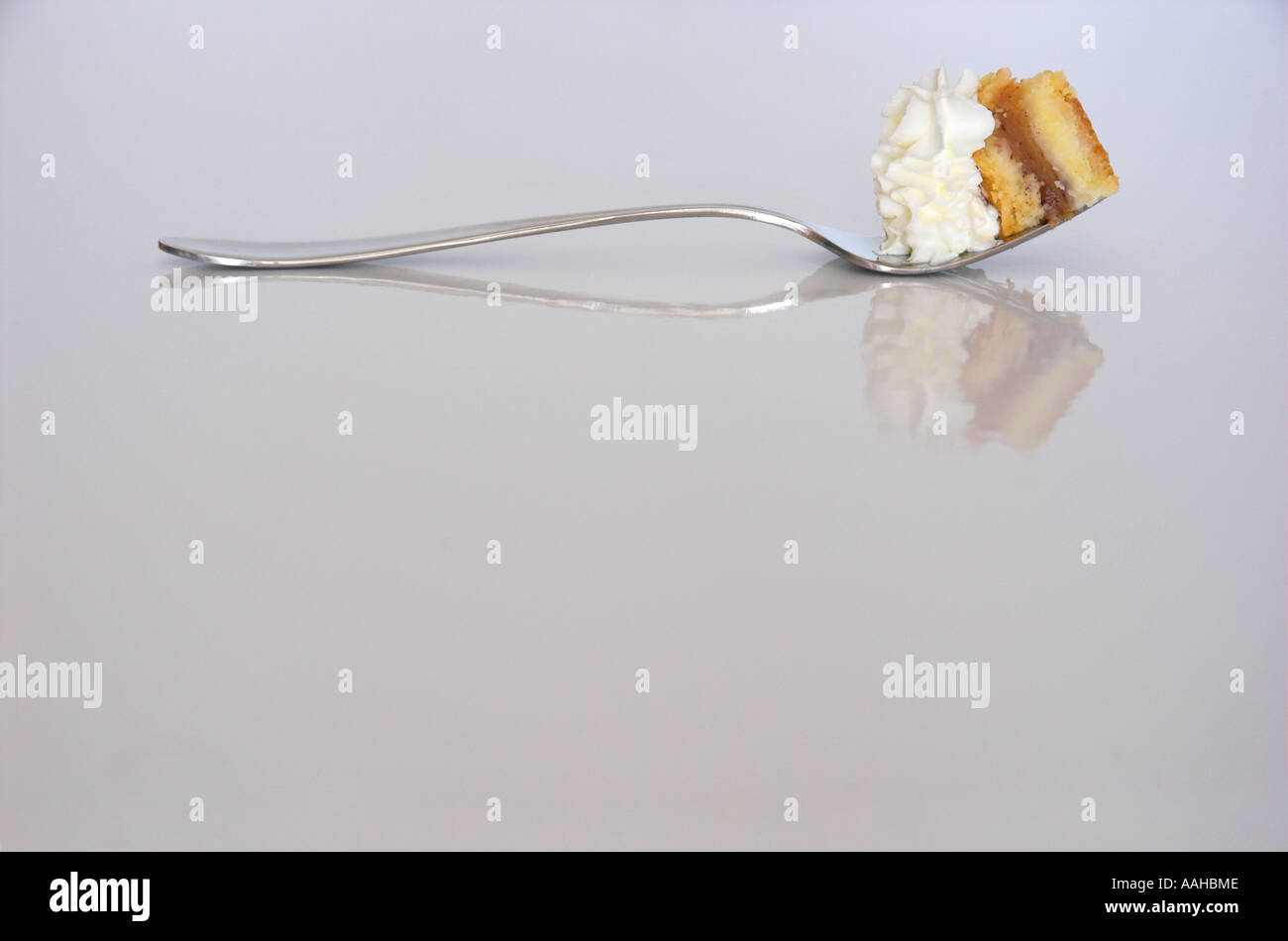 Stück Apfelkuchen und Schlagsahne auf Gabel Stockfoto