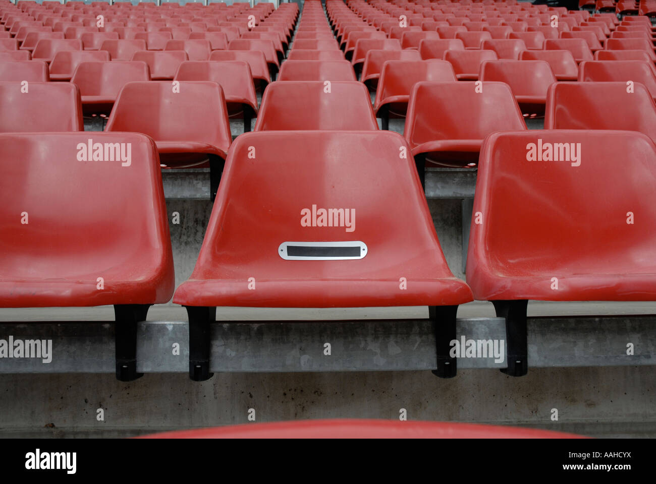 Leere rote Sitze im RheinEnergie Stadion, Köln – Heimat des FC Köln. Stockfoto