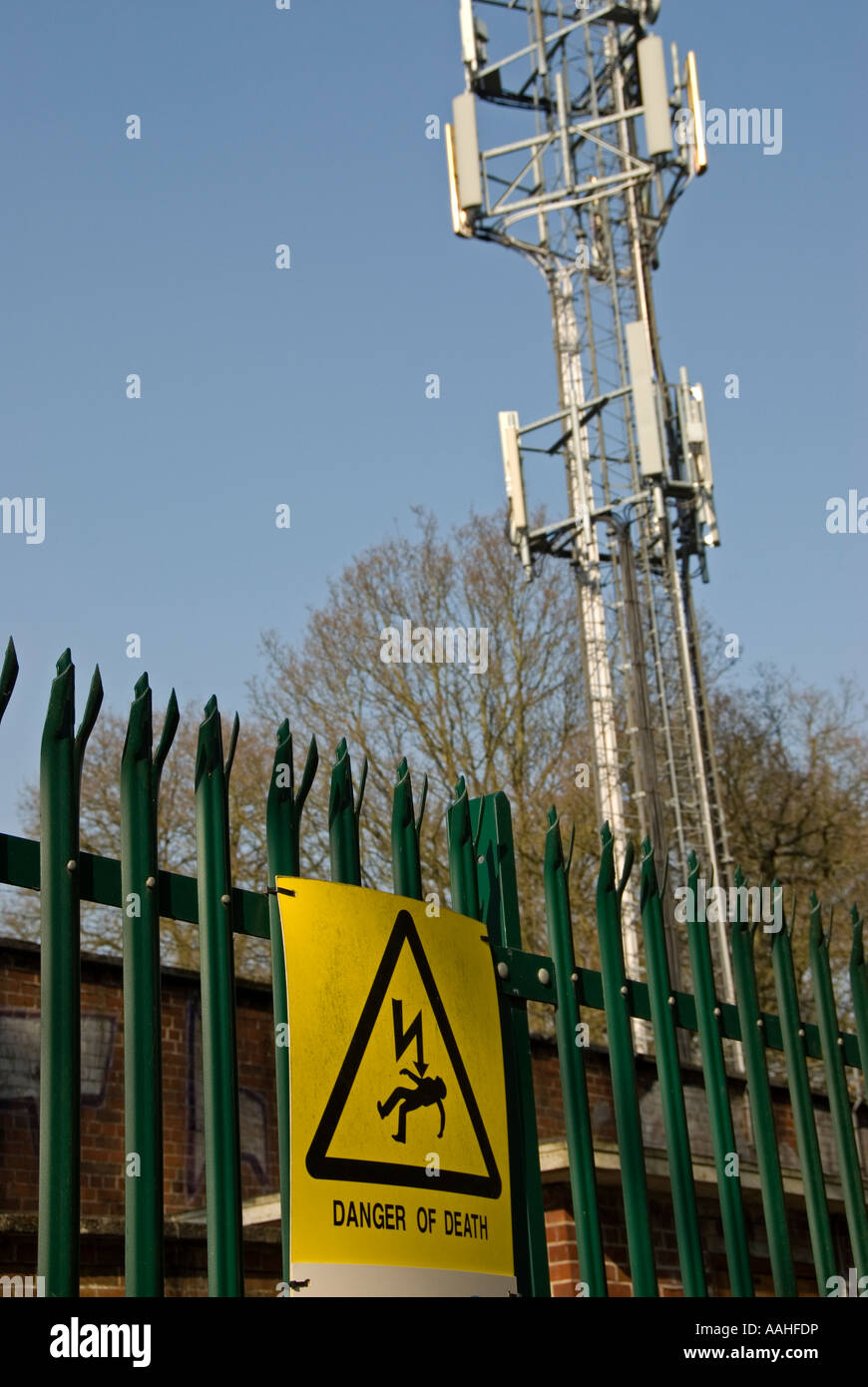 Sicherheit beachten Sie am Eingang Strom Umspannwerk und Handy-Mast-Website. Stockfoto