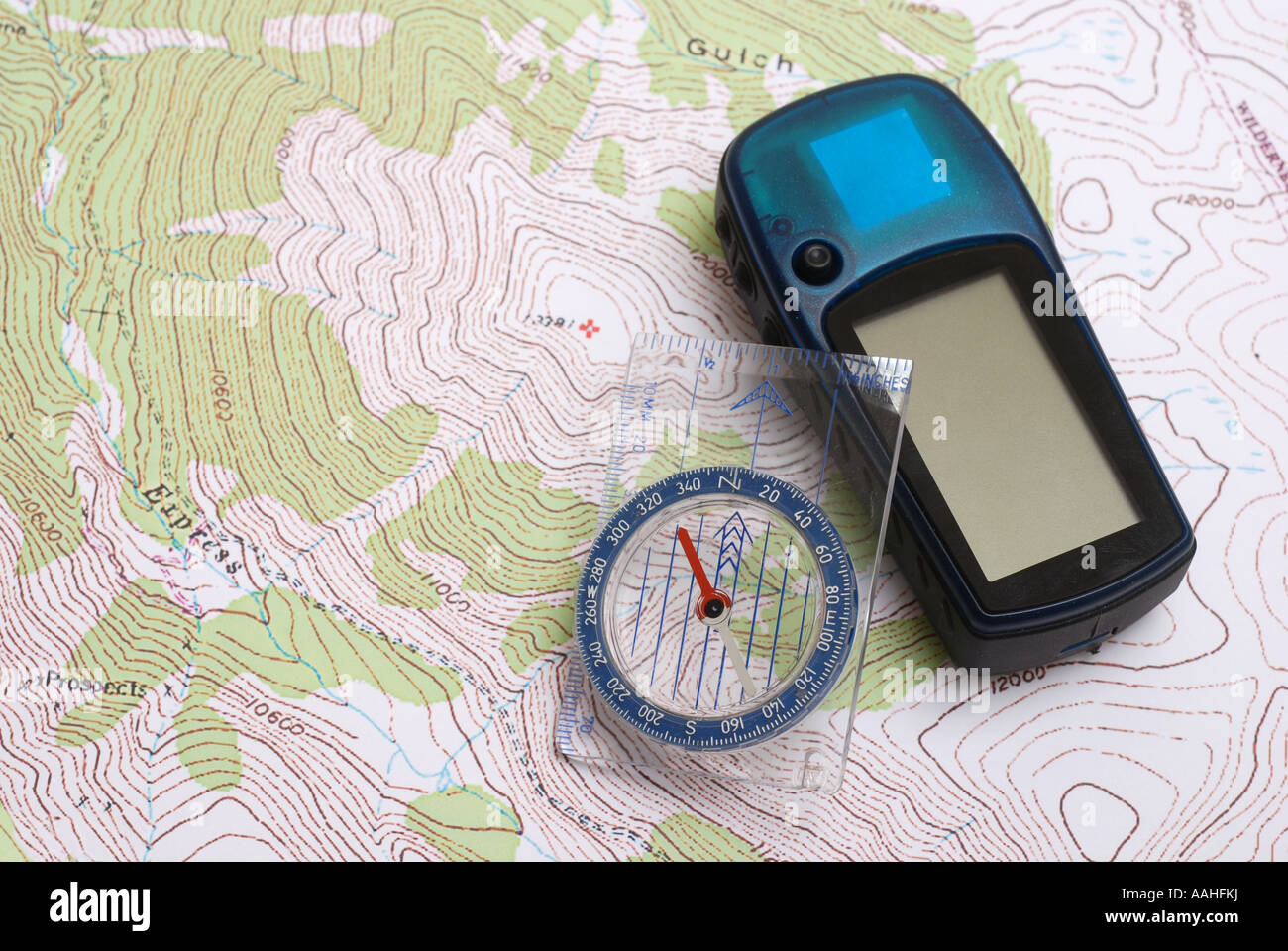 Bild einer modernen Hand statt GPS und Kompass Einheit auf einer topographischen Karte. Alle Logos entfernt. Bildschirm ist bereit für Ihren text Stockfoto
