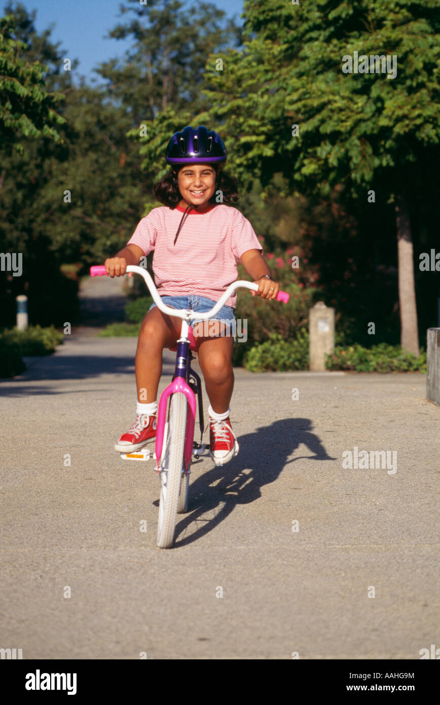 Mädchen 6 7 Jahre alten Reiten Fahrrad ethnische Vielfalt rassisch verschiedenen Multi rassische multikulturellen Ethnizität dunkle Haut schön POV Stockfoto