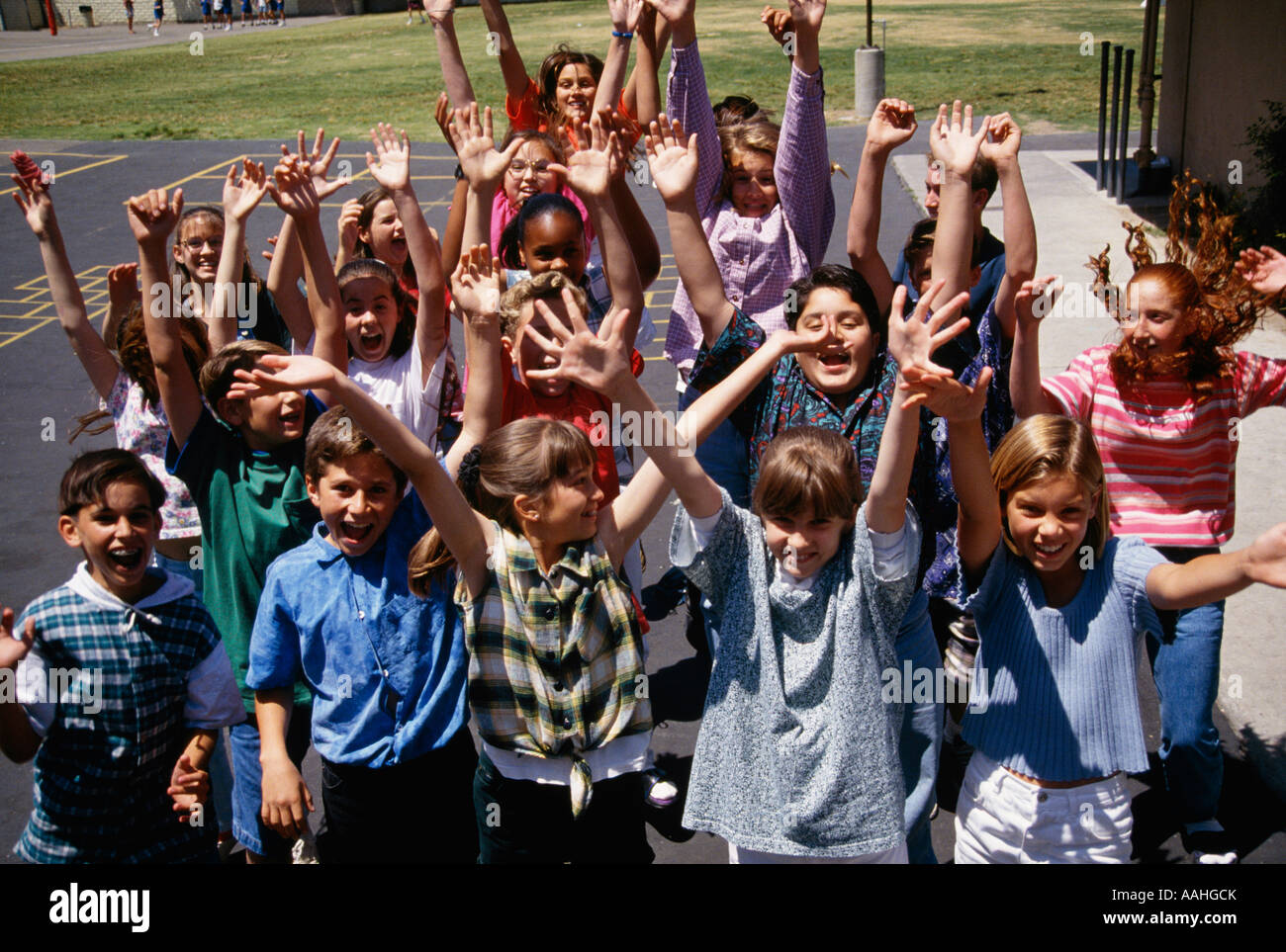 Jugendliche 6-9 Jahre alten erhobenen Händen jubelnde kreischend sprang aufgeregt multikulturellen multi Rasse ethnische Vielfalt Vielfalt an Kamera suchen winken Stockfoto