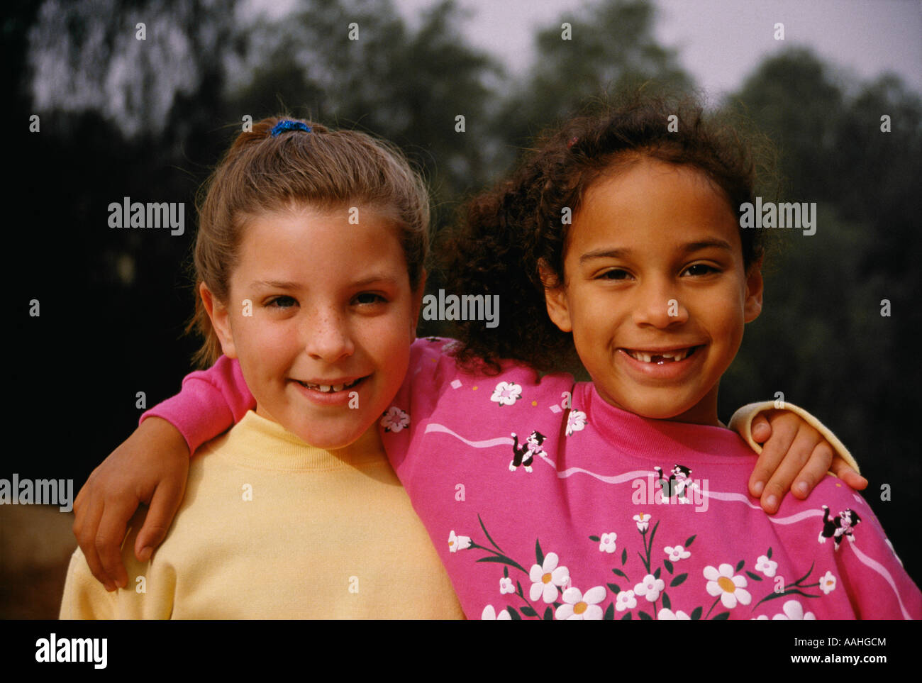 Mädchen 6 7 Jahre alten jährigen lächelnd portrait Mädchen Kind Kinder POV fehlende Milchzähne Zahn rassisch unterschiedlichen rassischen Vielfalt Myrleen Pearson Stockfoto