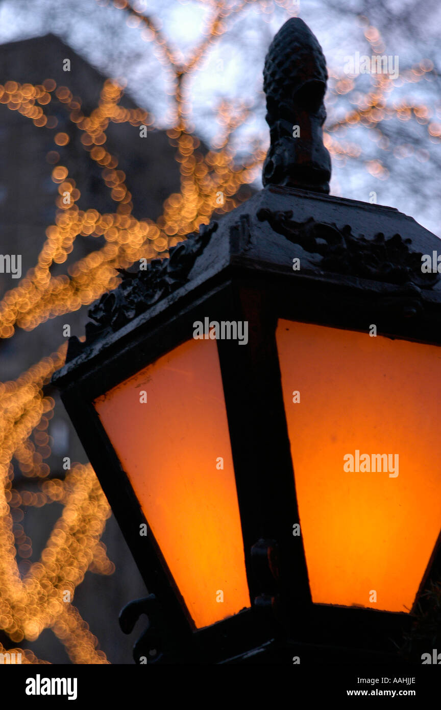 Altmodische Straße Laterne leuchtet Orange in einer verblassenden Dämmerung Abendhimmel im Central Park in New York City. Stockfoto