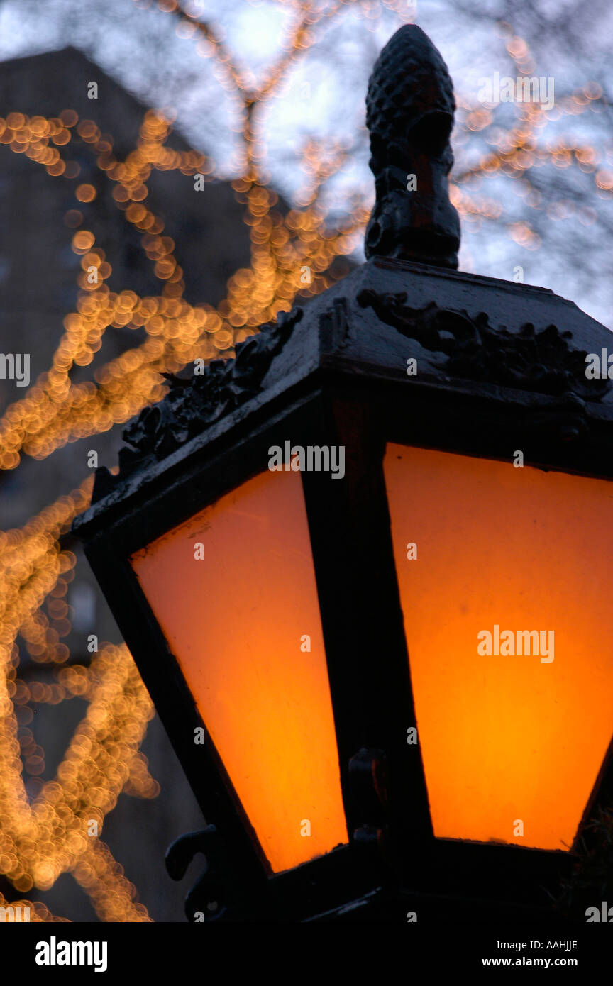 Eine altmodische Straßenlaterne, die orange leuchtet, wird am Abendhimmel im Central Park in New York City gesehen. Stockfoto
