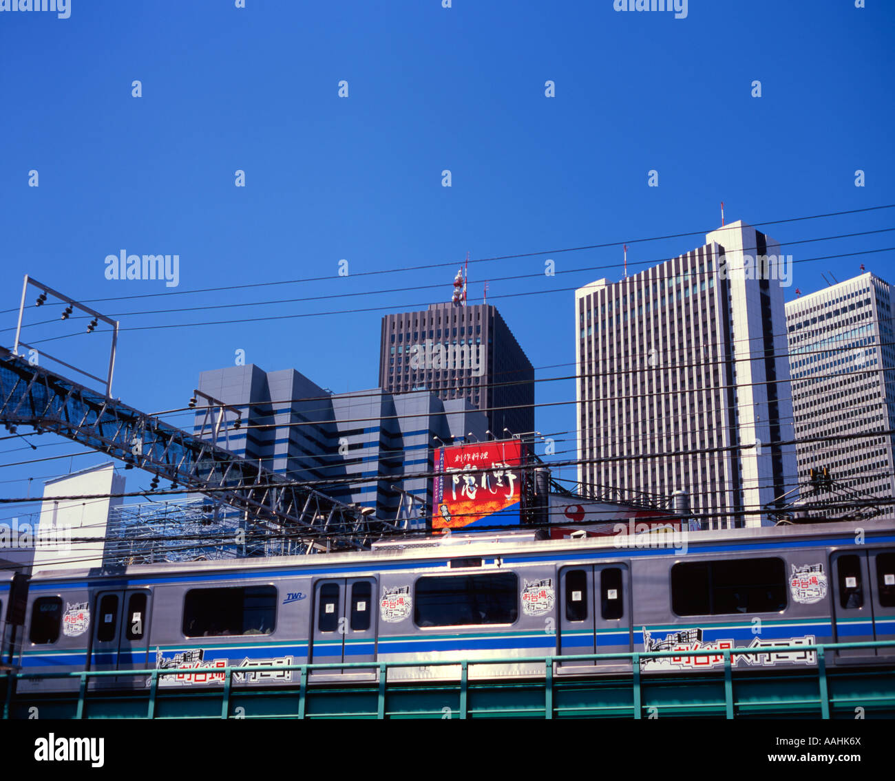 Schleife Zug geht durch die Wolkenkratzer im Bezirk Shinjuku in Tokio Stockfoto