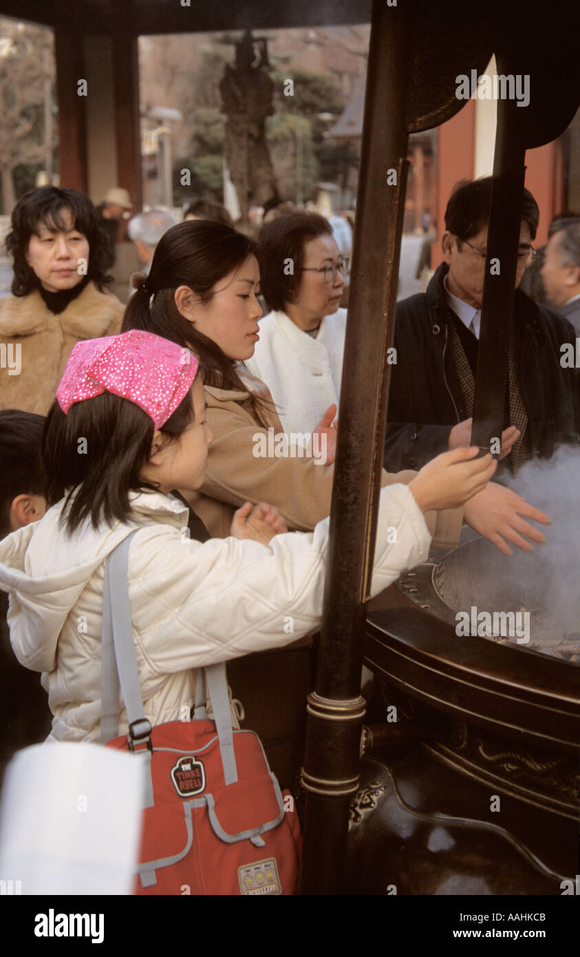 Japan Tokyo Asakusa-Tempel Besucher wehen Weihrauch über sich selbst Stockfoto