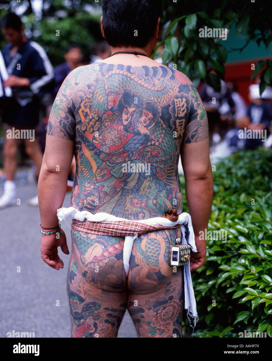 Tattoos auf dem Rücken des Mannes an der Tokyo Sanja Matsuri abgehaltenen Senso-Ji-Tempel (Asakusa Kannon) Stockfoto