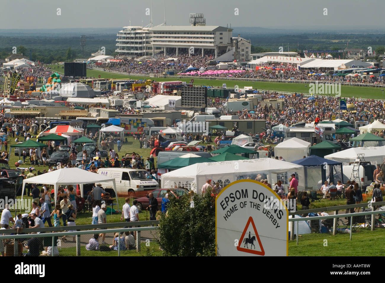 Epsom Derby Day Pferderennen, Rennstrecke, Grandstand, Menschenmassen. Epsom Downs Surrey England Allgemeine Ansicht GV 2007 2000s UK Stockfoto