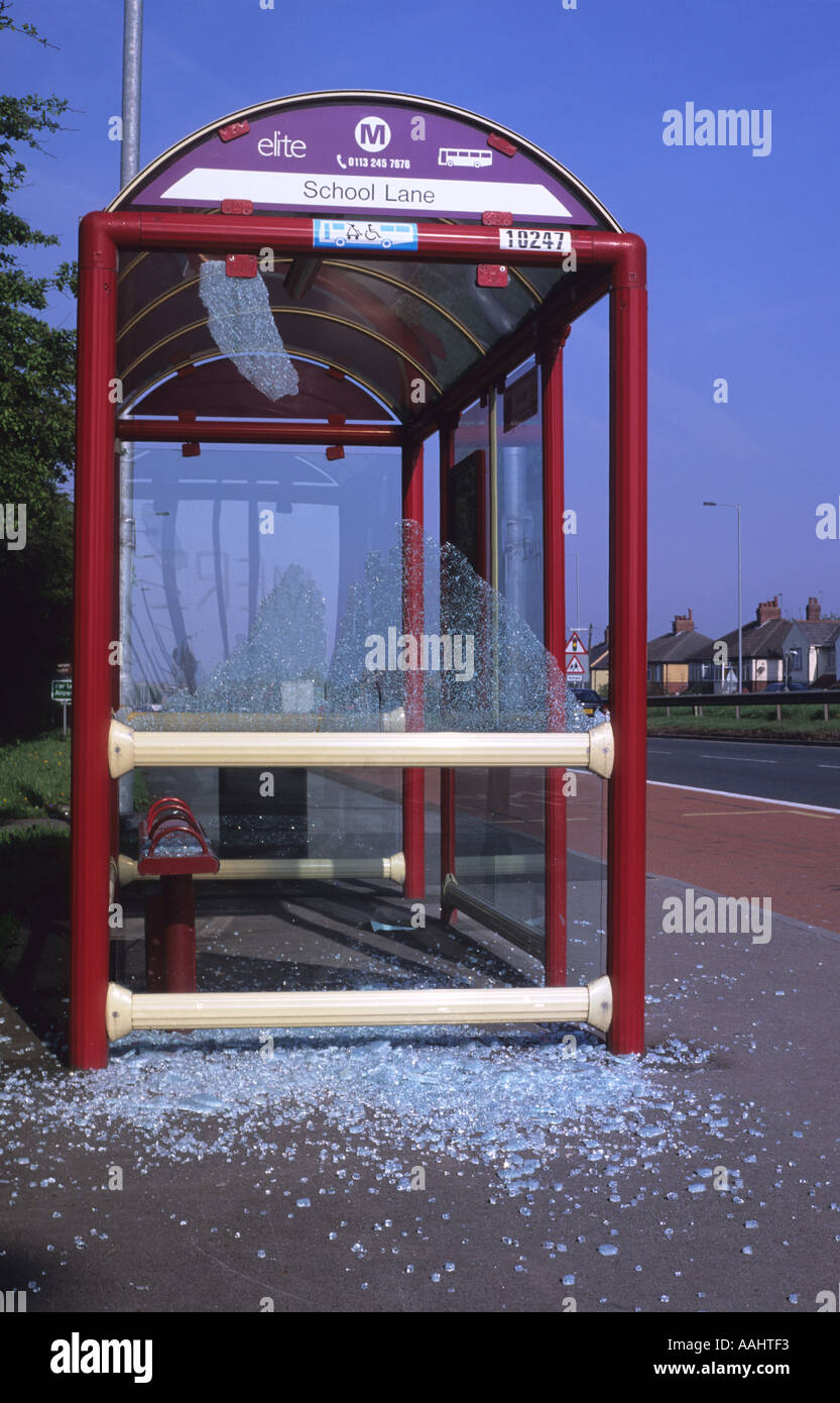 Wartehalle am Straßenrand verwüstet uk Stockfoto