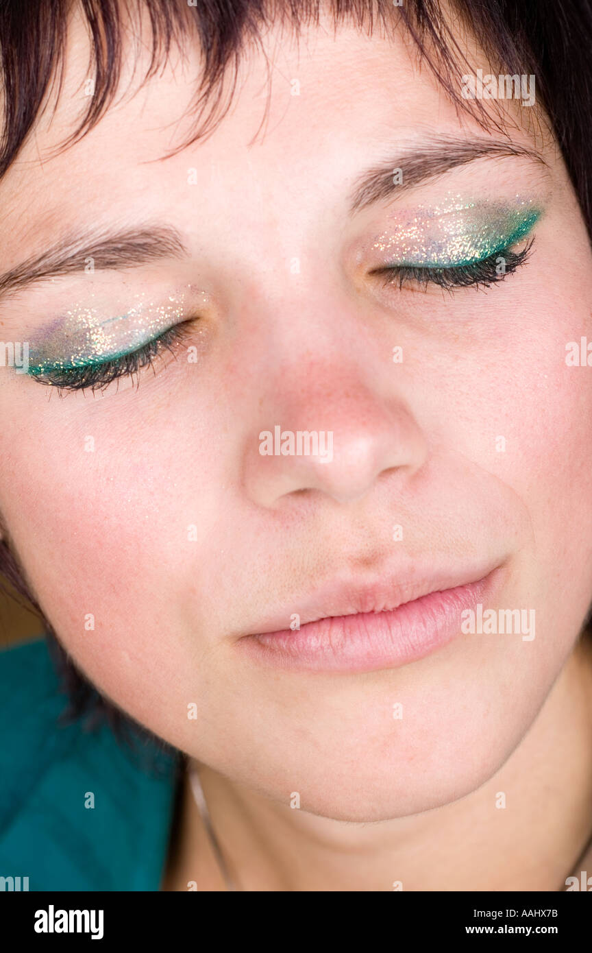 junge Frau zwanziger Jahre glücklich lächelnd zu vertrauen Glanz leuchten positive Kameraaugen geschlossen Stockfoto