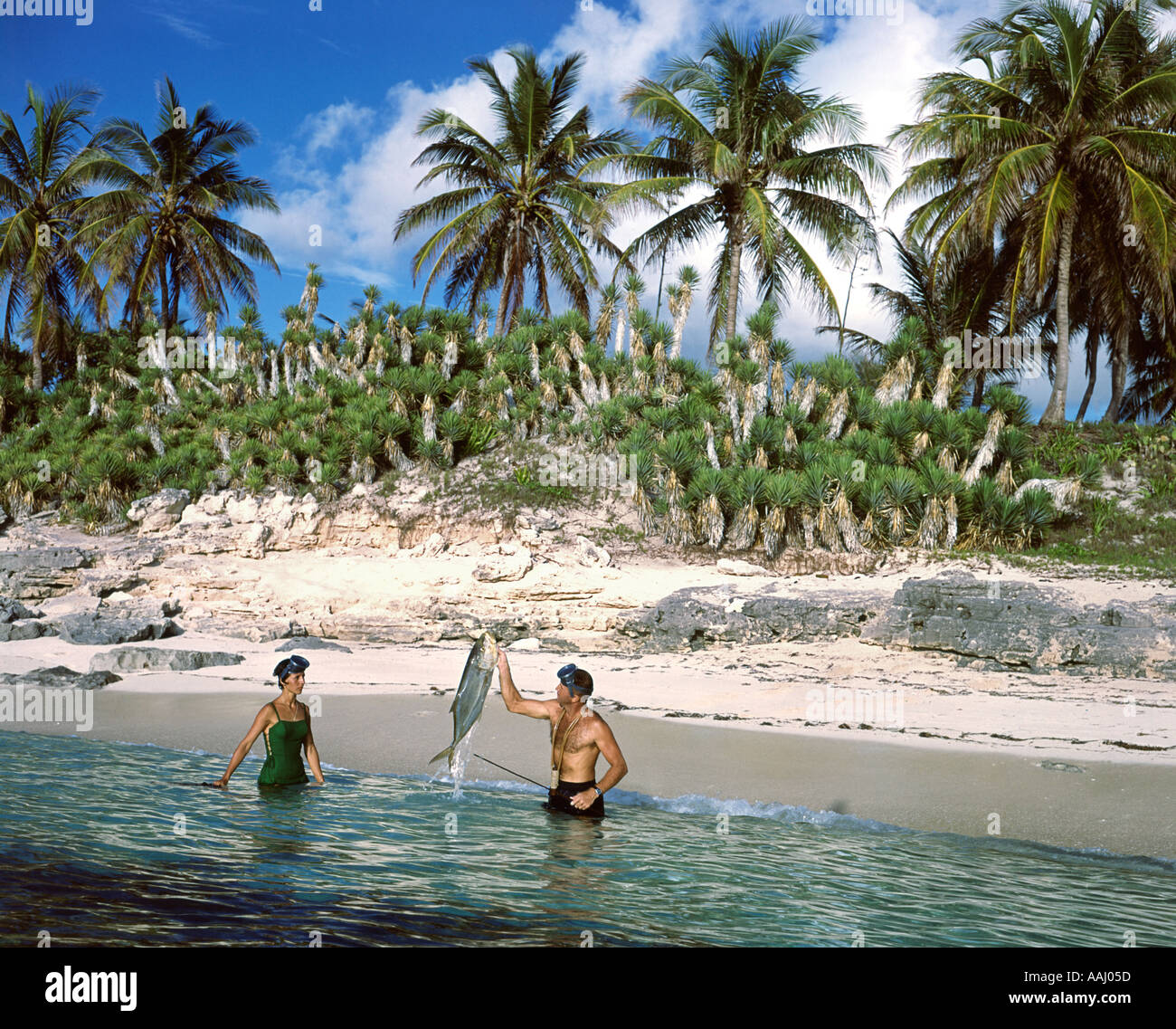 Haut-Taucher mit aufgespießtem Fisch auf Bimini in den Bahama-Inseln Stockfoto