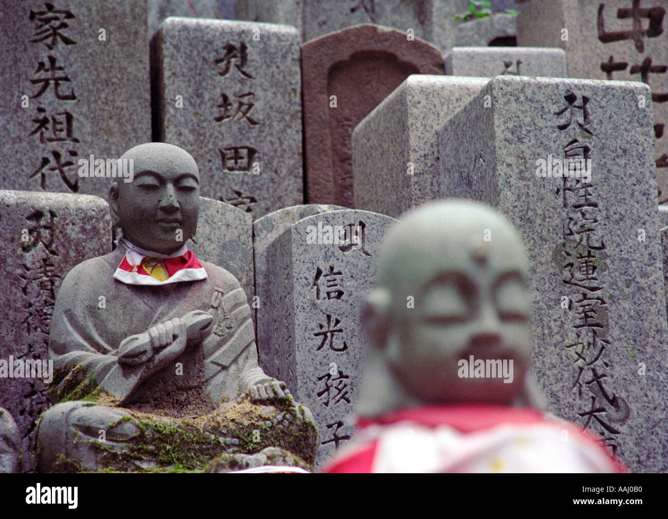 Buddhistische Statuen und Gräber auf Okunoin Friedhof Koya-San-Japan Stockfoto