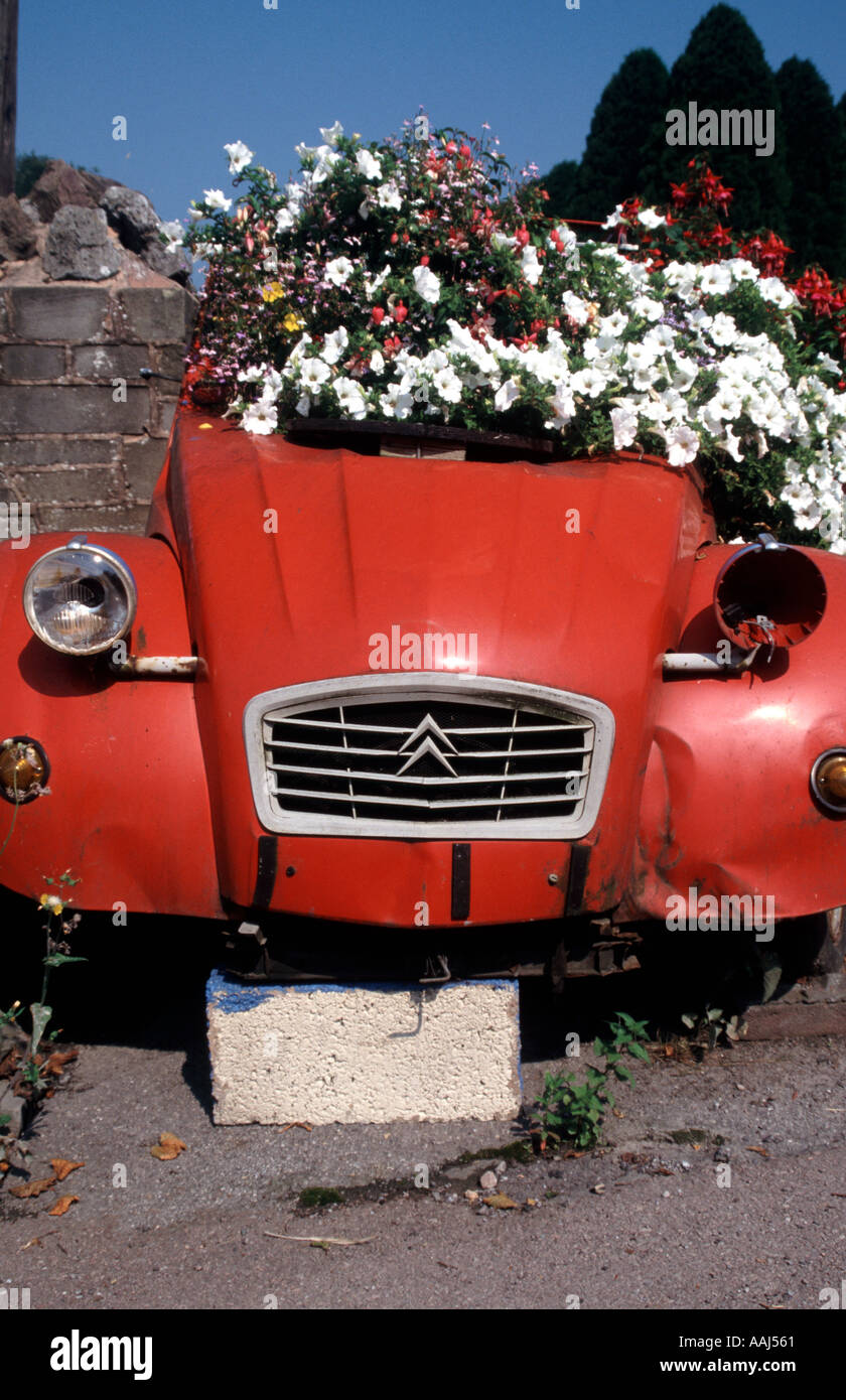 Einen alten Citroen 2CV als einen Blumentopf Stockfoto