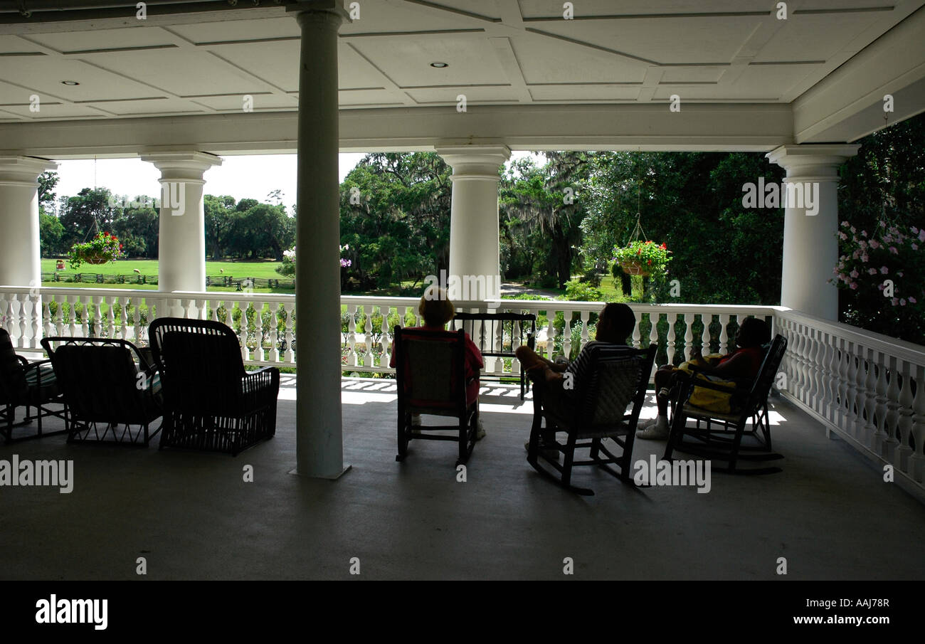 Besucher in Schaukelstühle auf der Veranda von Magnolia Plantation Gärten Charleston South Carolina Stockfoto