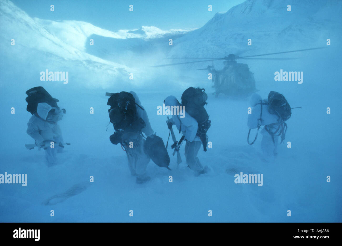 Schnee und Eis mit dem Berg und Arctic Warfare Kader Stockfoto