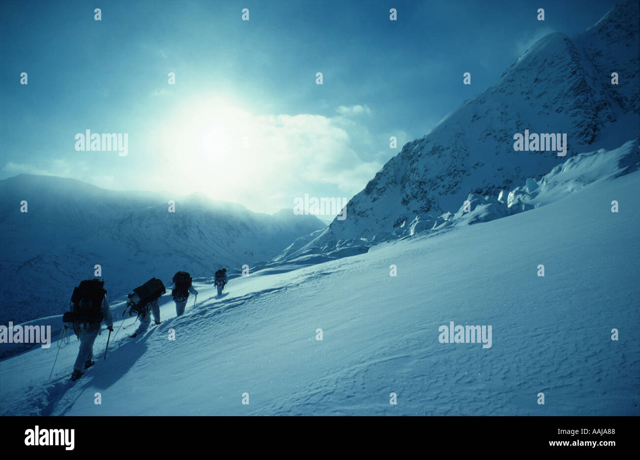 Schnee und Eis mit dem Berg und Arctic Warfare Kader Stockfoto