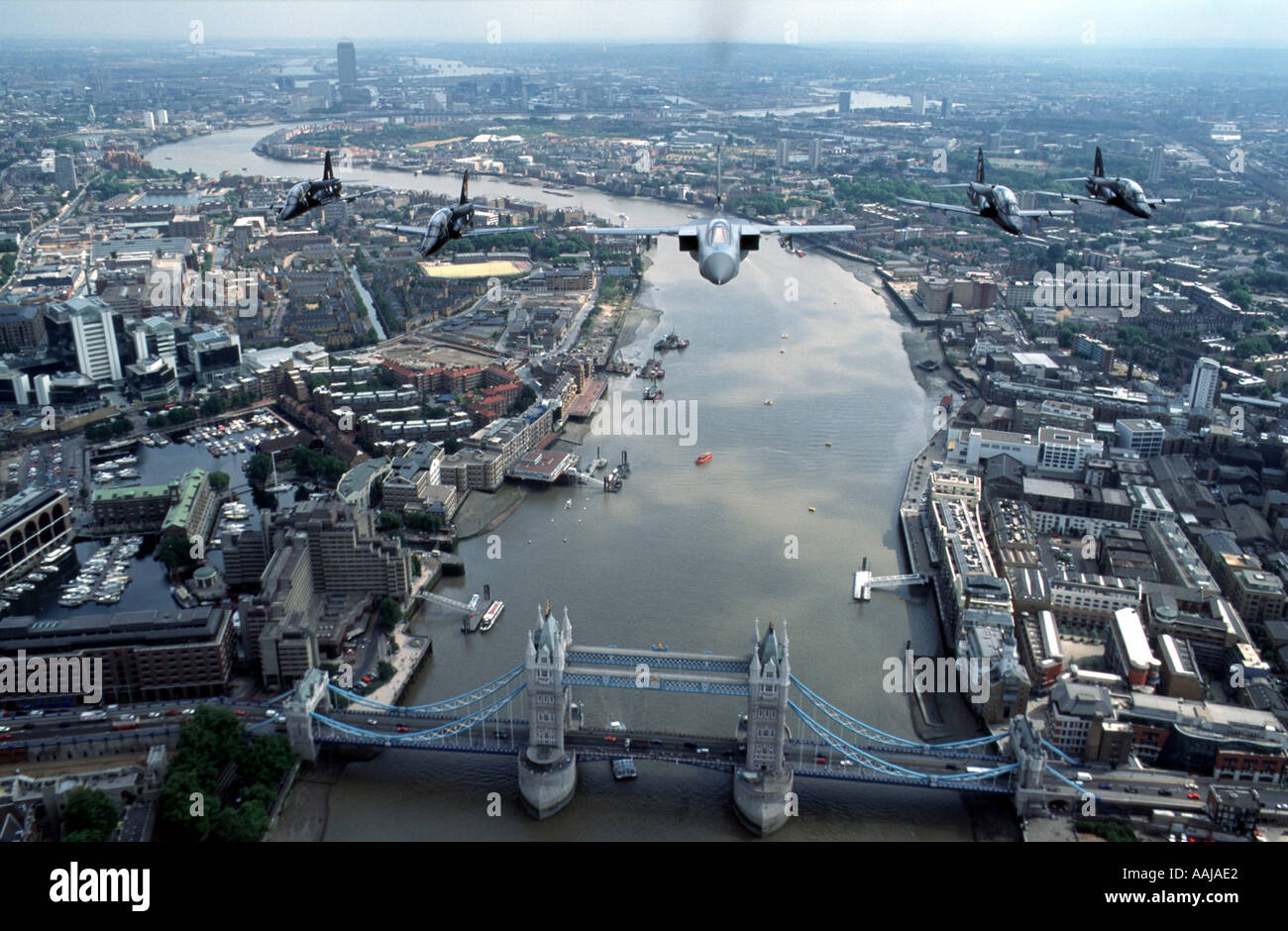 RAF Tornado und Hawk Flugzeuge Flugzeuge über London während VE Day Feierlichkeiten Stockfoto