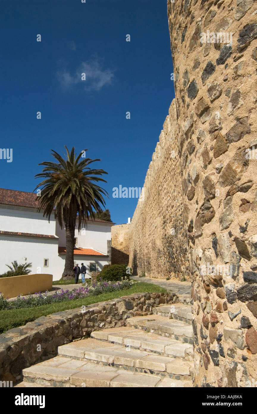 Palme, Schritte und Festung Wand in Sines Alentejo Portugal Stockfoto