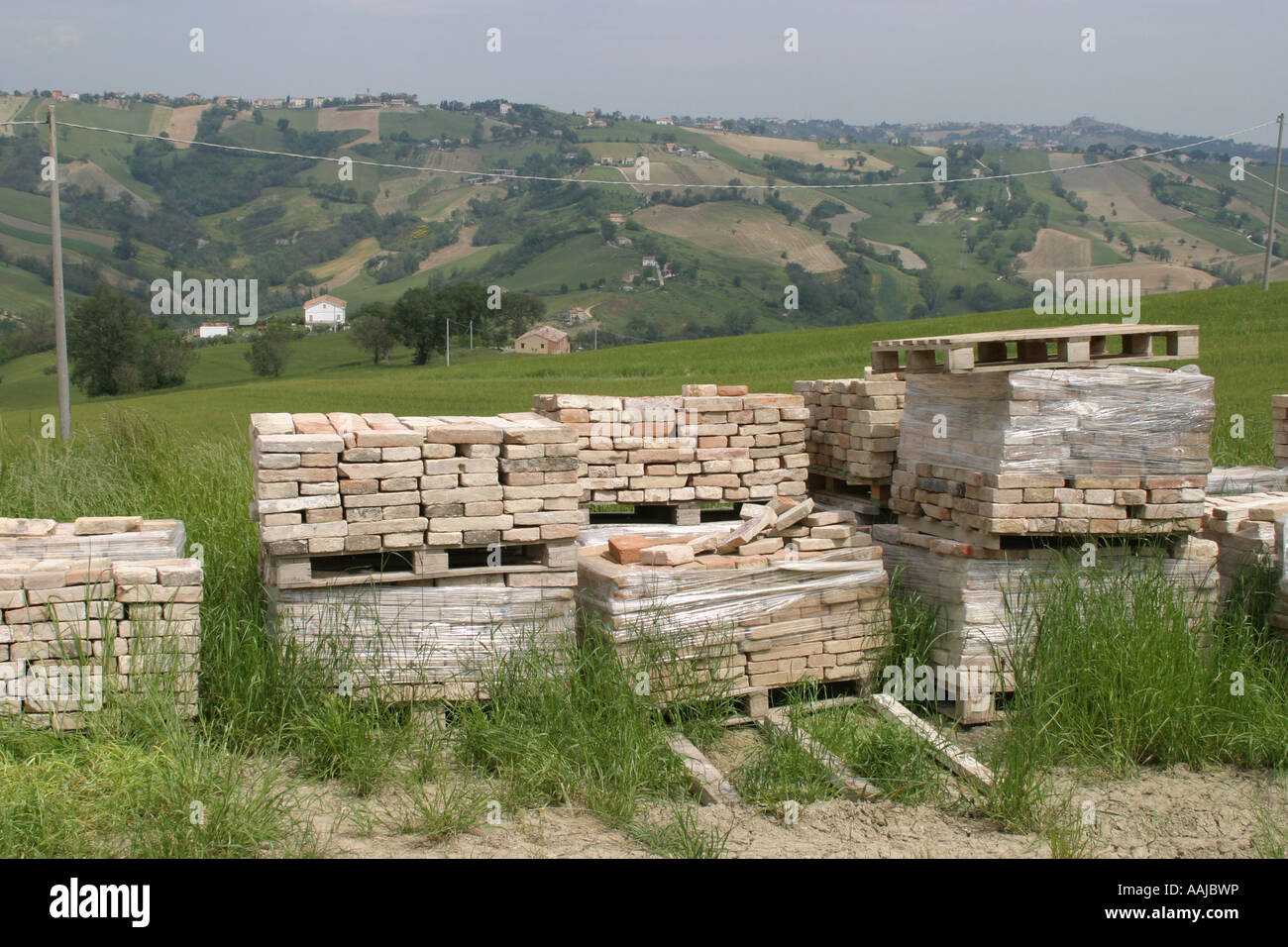 Antike Fliesen und Ziegel sind eifrig nach dem Sortieren für Bau und Restauration Arbeit in Le Marche Italien Stockfoto