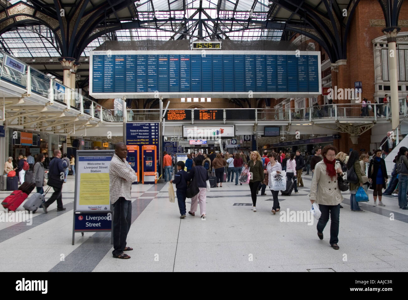 Abflughalle Bahnhof Liverpool Street London England Stockfoto